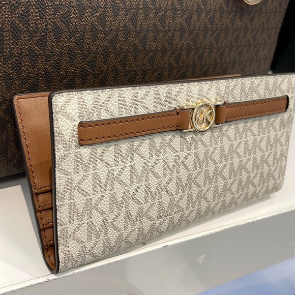 Michael Kors Reed Large Bifold Signature Snap Wallet Card Case 
Vanilla 
NWT - Picture 7 of 16